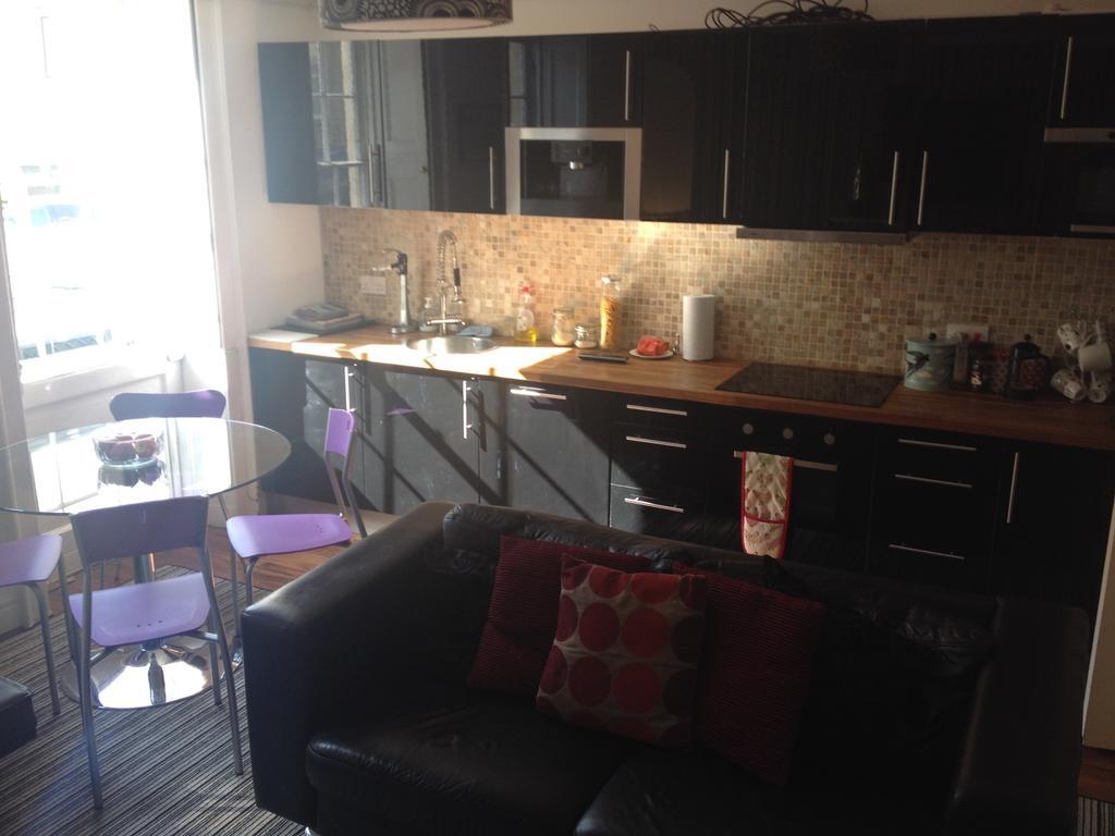 City Centre - Rivers Street, Quiet 2 Bed Ground Floor Georgian Garden Apartment